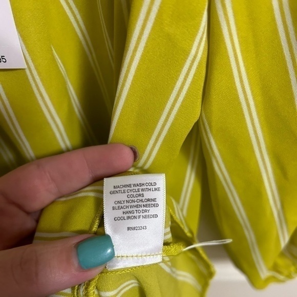 New York & Comp. Green Hi-Low hem Medium blouse NWT - Picture 6 of 6